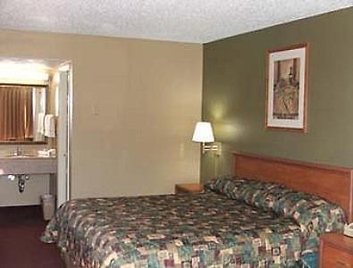 Knights Inn Lebanon Room photo